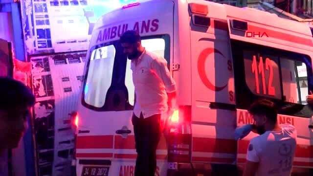 'Devrilmesin' diye askıda kalan ambulansın üzerine çıktılar
