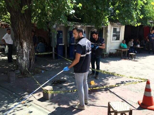 Gözü dönen kalabalık küçük çocuğu taciz eden sapığı dövüp bıçakladı