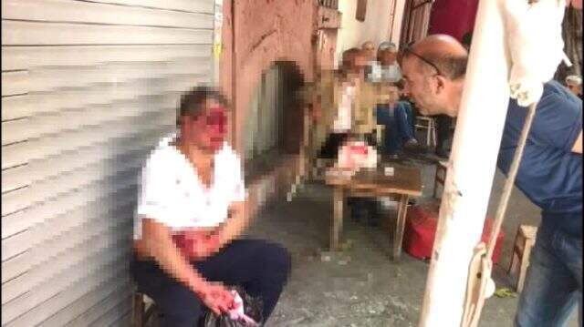 Gözü dönen kalabalık küçük çocuğu taciz eden sapığı dövüp bıçakladı