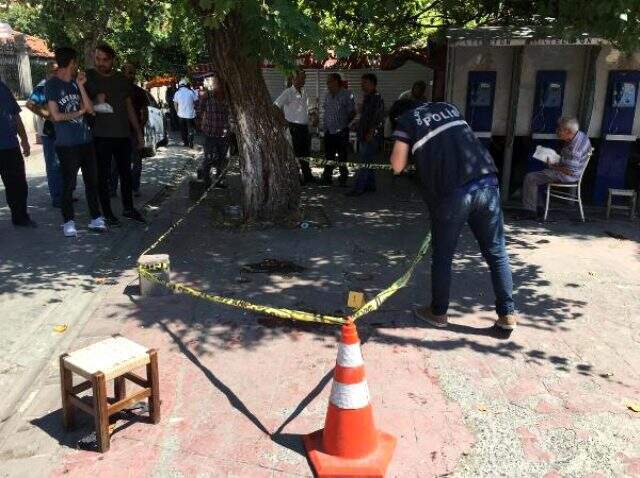 Gözü dönen kalabalık küçük çocuğu taciz eden sapığı dövüp bıçakladı