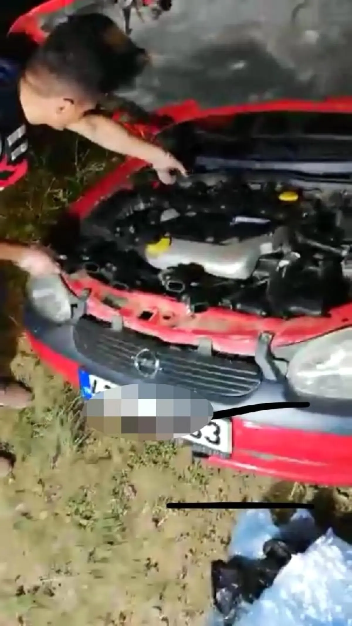 Jandarma, otomobilin motor kısmında 14 tabanca ele geçirdi