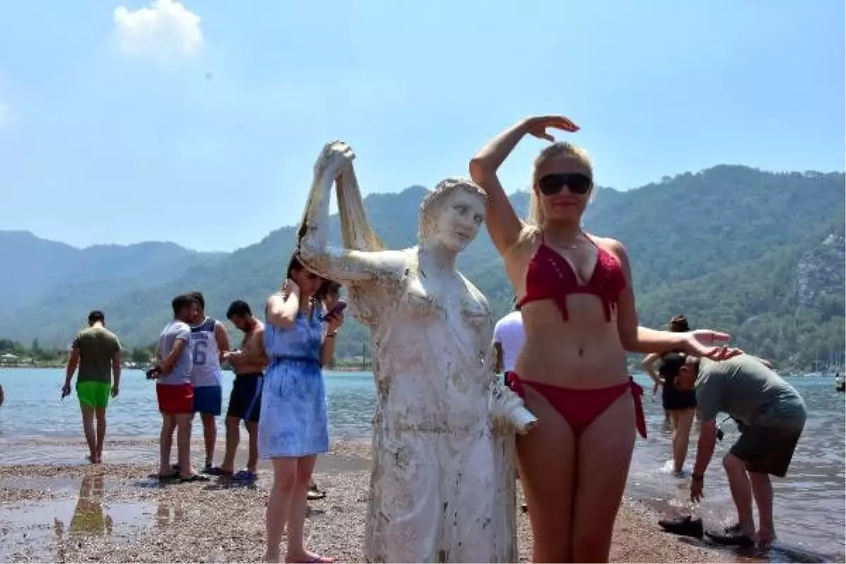 Kızkumu'nda dünyaca ünlü Prenses heykeline çirkin saldırı