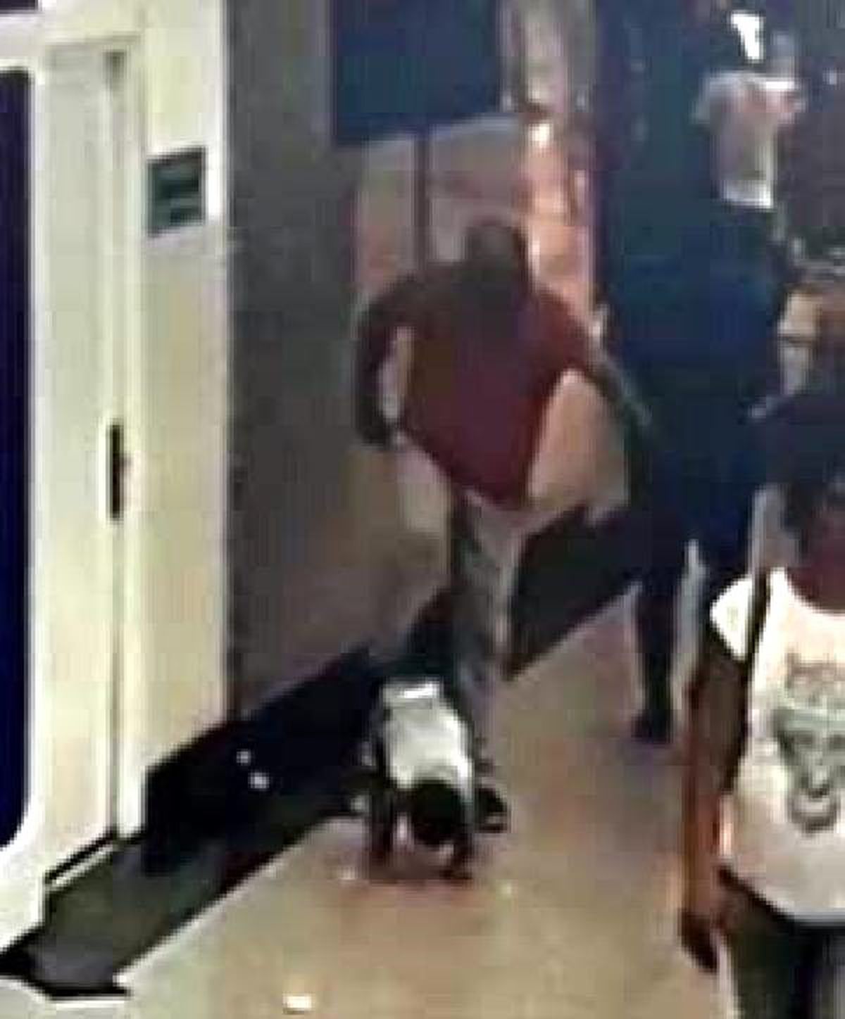 Ağlayan 2 yaşındaki çocuğuna acımasızca tekme attı! O anlar kamerada