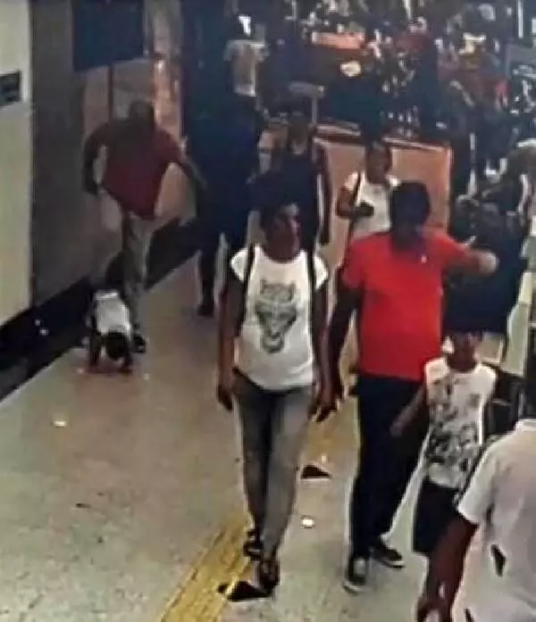 Ağlayan 2 yaşındaki çocuğuna acımasızca tekme attı! O ...