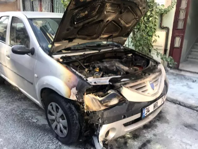 (Özel) Yaşlı adamın panikle dışarı attığı tüp park halindeki otomobili yaktı (Özel) Yaşlı adamın panikle dışarı attığı tüp park halindeki otomobili yaktı