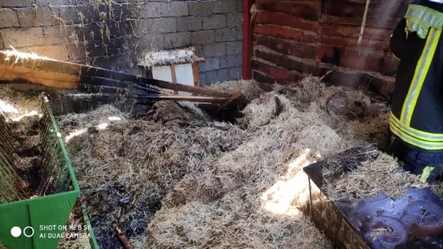 Saman balyaları alev aldı, 7 bin TL'lik zarar meydana geldi