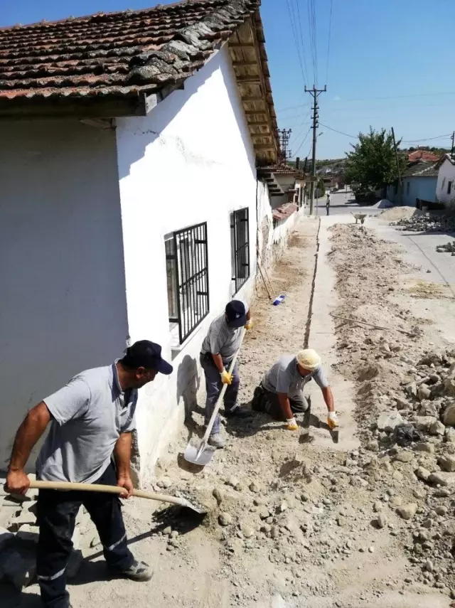 Şehzadeler'de bozulan yollar bakıma alındı