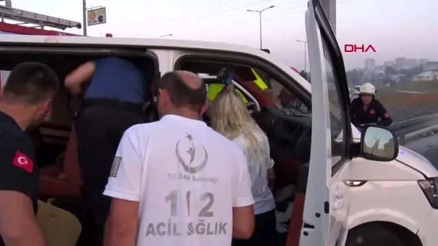 SULTANGAZİ'DE İETT OTOBÜSÜ MİNİBÜSE ÇARPTI 1'i AĞIR, 6 YARALI SULTANGAZİ'DE İETT OTOBÜSÜ MİNİBÜSE ÇARPTI 1'i AĞIR, 6 YARALI