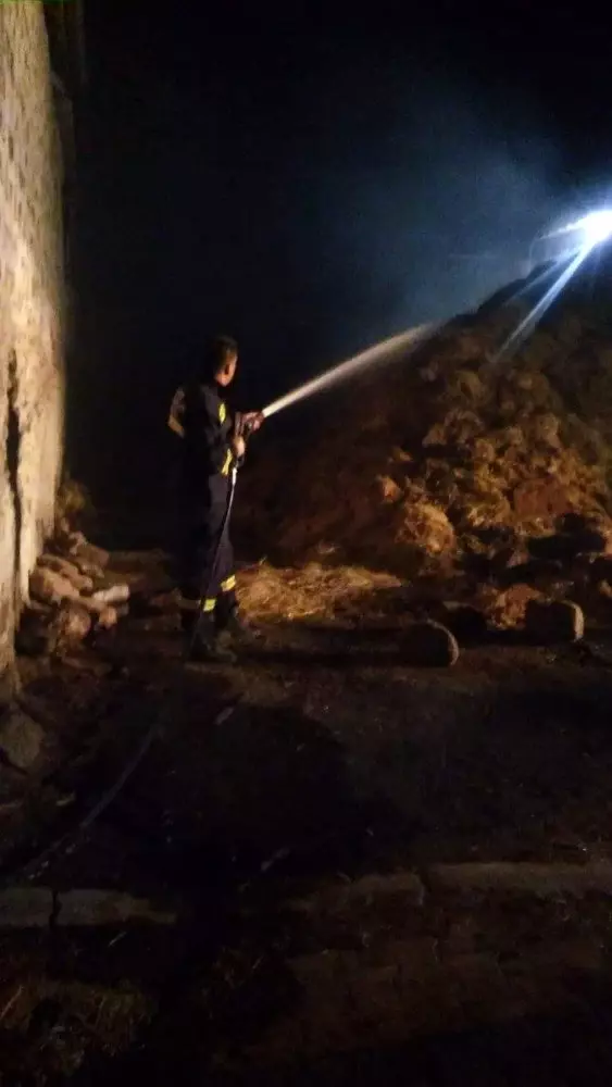 Tomarza'daki balya yangını 8 saat sonra söndürüldü Tomarza'daki balya yangını 8 saat sonra söndürüldü