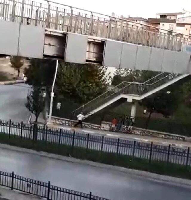 Üst geçidi kullanmayan çocuğu yakalayıp döven cani adam kamerada!