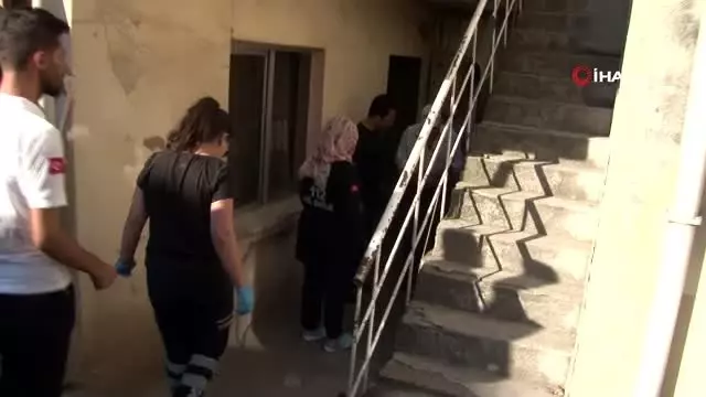 Yaşlı adamın panikle dışarı attığı tüp park halindeki otomobili yaktı Yaşlı adamın panikle dışarı attığı tüp park halindeki otomobili yaktı