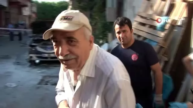 Yaşlı adamın panikle dışarı attığı tüp park halindeki otomobili yaktı Yaşlı adamın panikle dışarı attığı tüp park halindeki otomobili yaktı