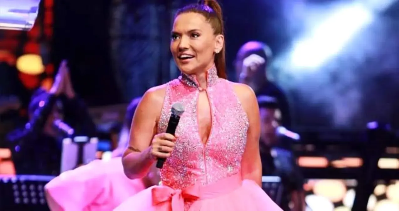 Demet Akalın, Harbiye konserinin gelirini Mehmetçik Vakfı'na bağışladı