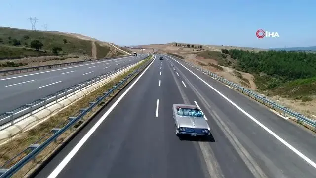 AK Partili vekil, 4 Ağustos'ta açılacak olan İstanbul-İzmir otobanını 1963 model klasik otomobil ile test etti AK Partili vekil, 4 Ağustos'ta açılacak olan İstanbul-İzmir otobanını 1963 model klasik otomobil ile test etti