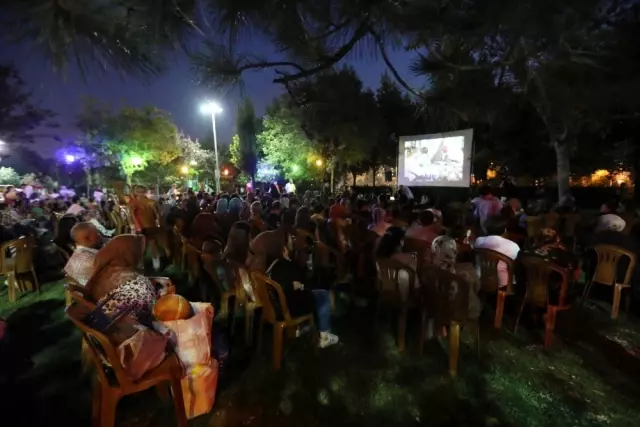 Eyüpsultan'da açık hava sinema geceleri başladı Eyüpsultan'da açık hava sinema geceleri başladı
