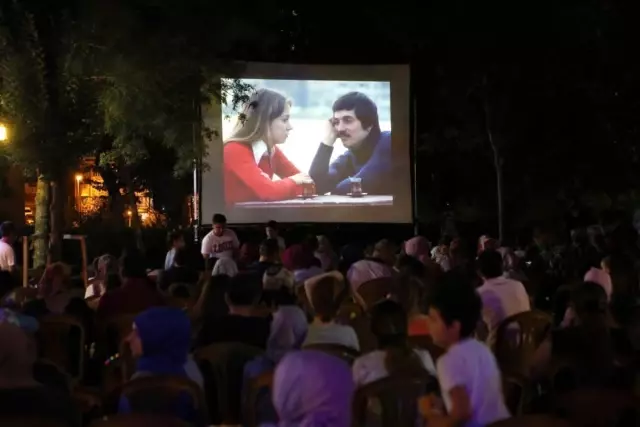 Eyüpsultan'da açık hava sinema geceleri başladı Eyüpsultan'da açık hava sinema geceleri başladı