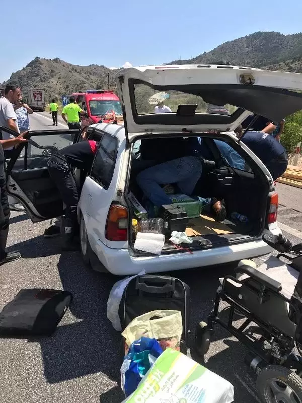 Otomobil, TIR'a arkadan çarptı: 3 yaralı