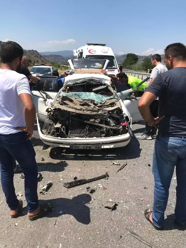 Otomobil, TIR'a arkadan çarptı: 3 yaralı