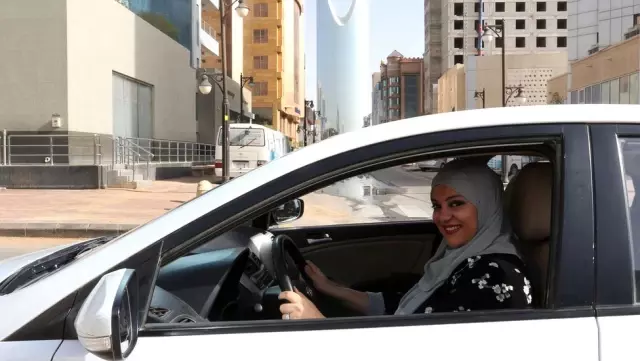 Suudi Arabistan'da kadınlar erkek refaketi olmadan araç kullanabilecek