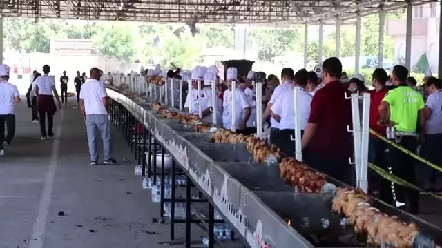 111 metrelik mangalda tavuk çevirme rekoru denemesi 111 metrelik mangalda tavuk çevirme rekoru denemesi