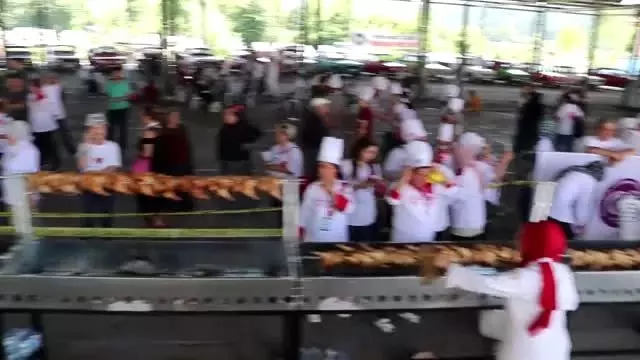 111 metrelik mangalda tavuk çevirme rekoru denemesi 111 metrelik mangalda tavuk çevirme rekoru denemesi