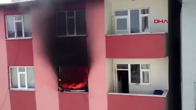 AĞRI ÇOCUKLARINI YANAN EVDEN, ALT KATTAKİ KOMŞU BALKONA ATARAK KURTARDI