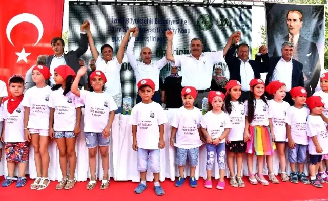 Başkan Soyer'den süt üreticileri ile çocukları sevindiren imza