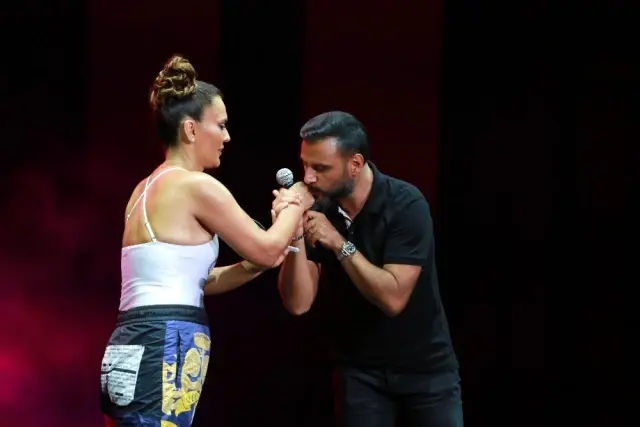 Harbiye Açıkhava sahnesinde Demet Akalın rüzgarı esti Harbiye Açıkhava sahnesinde Demet Akalın rüzgarı esti