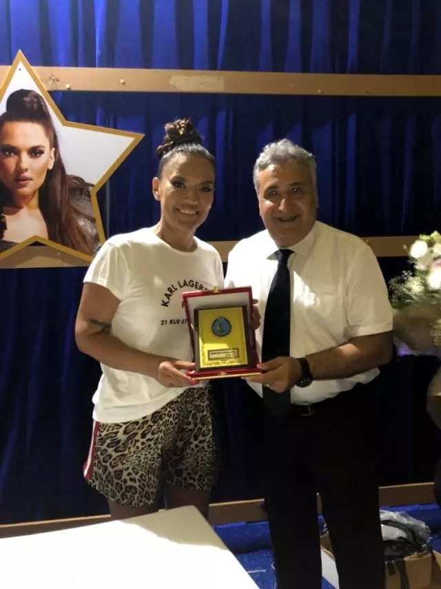 Harbiye Açıkhava sahnesinde Demet Akalın rüzgarı esti Harbiye Açıkhava sahnesinde Demet Akalın rüzgarı esti
