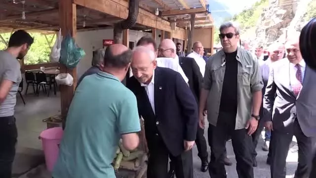 Kılıçdaroğlu, Şehit Jandarma Er Çaybaşı için yapılan hayratı ziyaret etti (2) Kılıçdaroğlu, Şehit Jandarma Er Çaybaşı için yapılan hayratı ziyaret etti (2)
