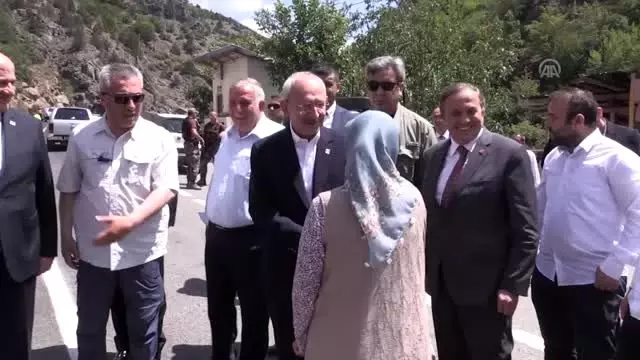 Kılıçdaroğlu, Şehit Jandarma Er Çaybaşı için yapılan hayratı ziyaret etti (2) Kılıçdaroğlu, Şehit Jandarma Er Çaybaşı için yapılan hayratı ziyaret etti (2)