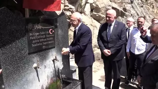 Kılıçdaroğlu, Şehit Jandarma Er Çaybaşı için yapılan hayratı ziyaret etti (2) Kılıçdaroğlu, Şehit Jandarma Er Çaybaşı için yapılan hayratı ziyaret etti (2)
