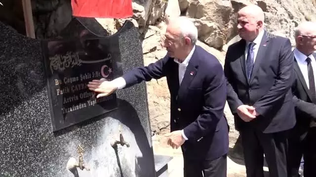 Kılıçdaroğlu, Şehit Jandarma Er Çaybaşı için yapılan hayratı ziyaret etti (2) Kılıçdaroğlu, Şehit Jandarma Er Çaybaşı için yapılan hayratı ziyaret etti (2)