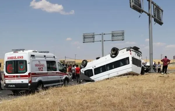Minibüs ile otomobil çarpıÅtı: 5 yaralı