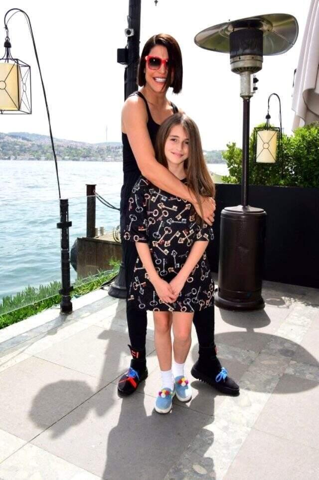 Model Deniz Akkaya, yeni yaşını paylaştığı cesur pozuyla kutladı
