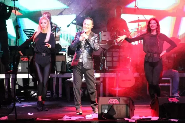 Serdar Ortaç'a özel tüfek hediye edildi Serdar Ortaç'a özel tüfek hediye edildi