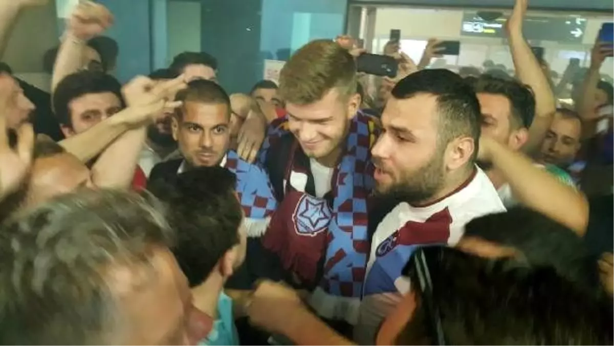 Trabzonspor'un yeni forveti Alexander Sörloth'e coşkulu karşılama