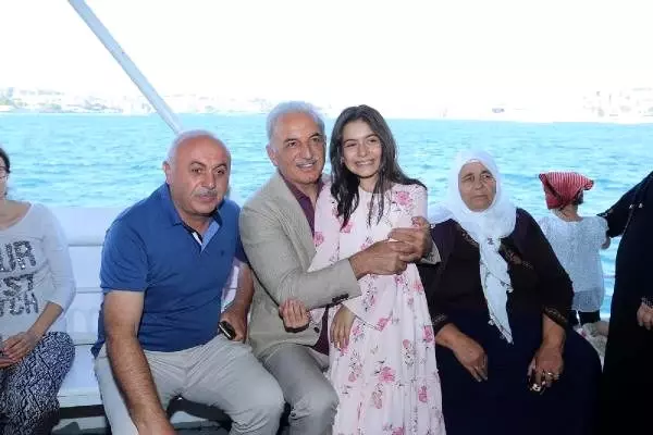 Ümraniyeliler 'Boğaz'da İstanbul tarihine yolculuk yaptı Ümraniyeliler 'Boğaz'da İstanbul tarihine yolculuk yaptı