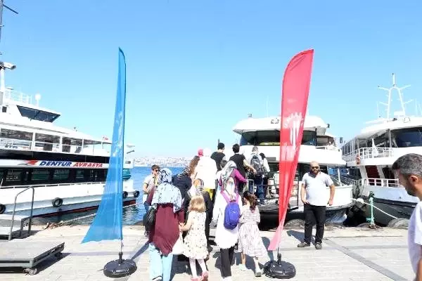 Ümraniyeliler 'Boğaz'da İstanbul tarihine yolculuk yaptı Ümraniyeliler 'Boğaz'da İstanbul tarihine yolculuk yaptı