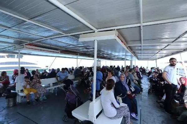 Ümraniyeliler 'Boğaz'da İstanbul tarihine yolculuk yaptı Ümraniyeliler 'Boğaz'da İstanbul tarihine yolculuk yaptı