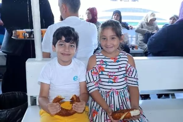 Ümraniyeliler 'Boğaz'da İstanbul tarihine yolculuk yaptı Ümraniyeliler 'Boğaz'da İstanbul tarihine yolculuk yaptı