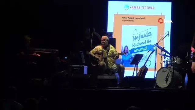 Ünlü müzisyen Bülent Ortaçgil Bursa'da sahne aldı Ünlü müzisyen Bülent Ortaçgil Bursa'da sahne aldı