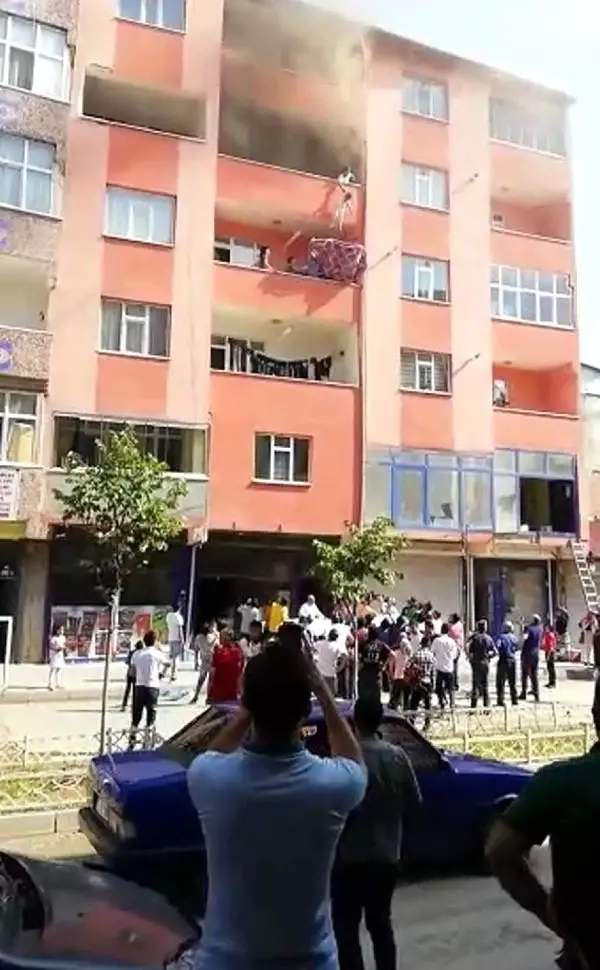 Evde çıkan yangında annenin tehlikeli hareketi, çocuklarının hayatını kurtardı