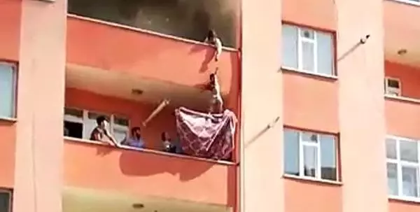 Evde çıkan yangında annenin tehlikeli hareketi, çocuklarının hayatını kurtardı