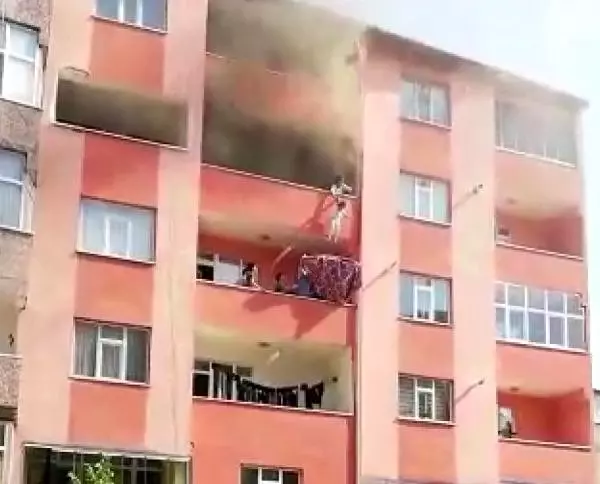 Evde çıkan yangında annenin tehlikeli hareketi, çocuklarının hayatını kurtardı