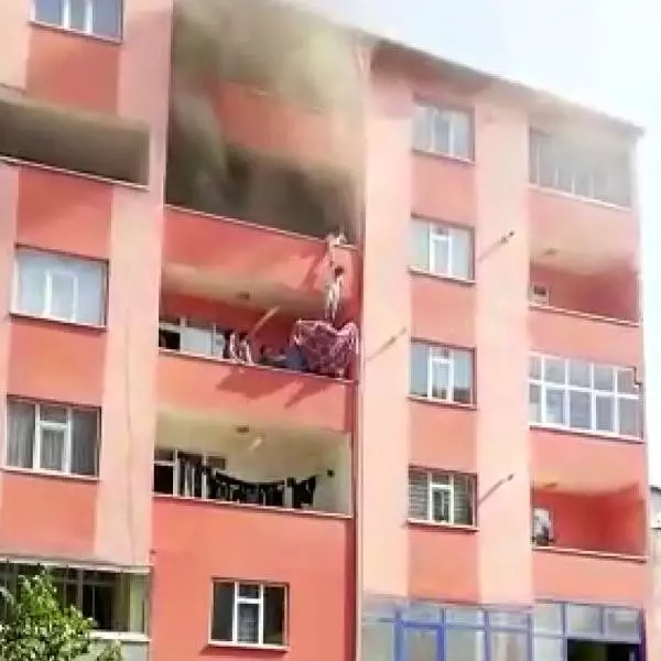 Evde çıkan yangında annenin tehlikeli hareketi, çocuklarının hayatını kurtardı