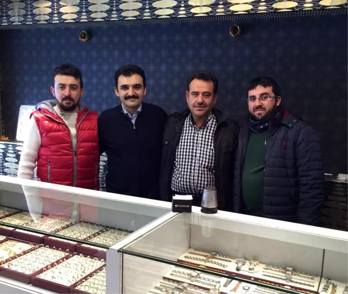 Altını bıraktı elma ile güldü