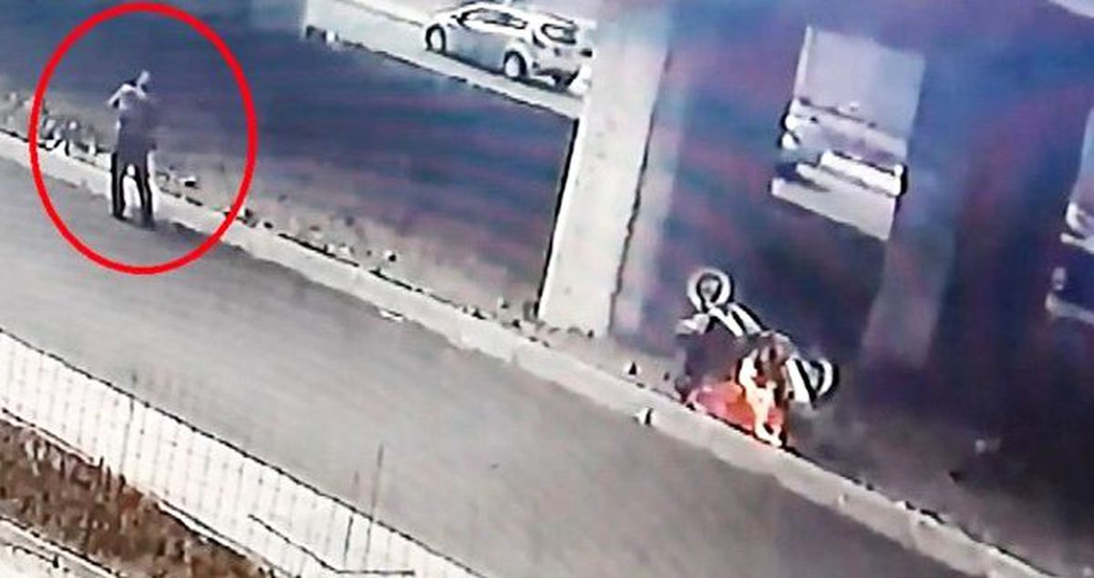 Arızalanan motosikletini yaktı: Alevler yükselirken yürüyerek uzaklaştı