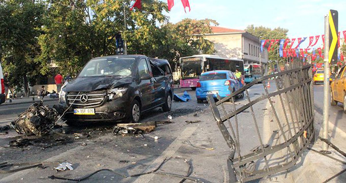 Beşiktaş'ta minibüse çarparak takla atan otomobilin motoru yola fırladı