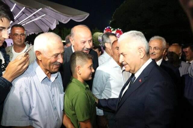 Binali Yıldırım'dan nikah şahitliğini yaptığı genç çifte esprili nasihat